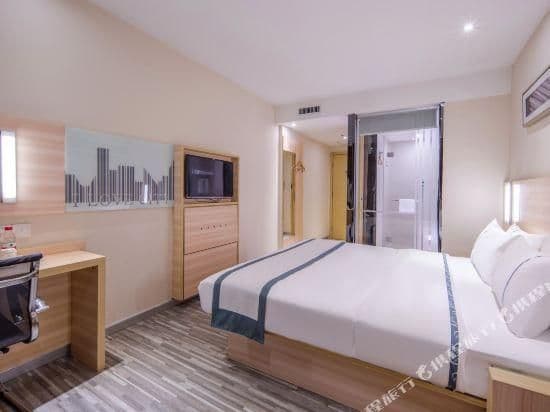 Stand Queen Room