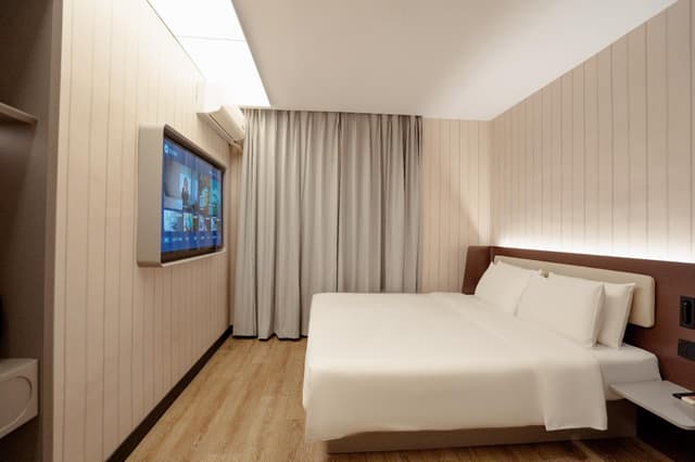 Huazhu - Room With Bed
