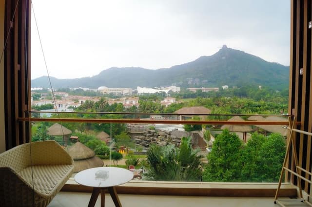 Suite, 1 King Bed, Mountain View (Living Area)
