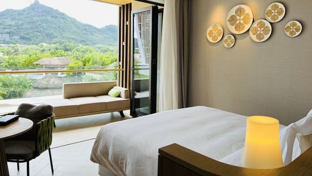 Suite, 1 King Bed, Mountain View (Living Area)