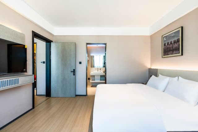 THK - Executive Suite with Mountain View