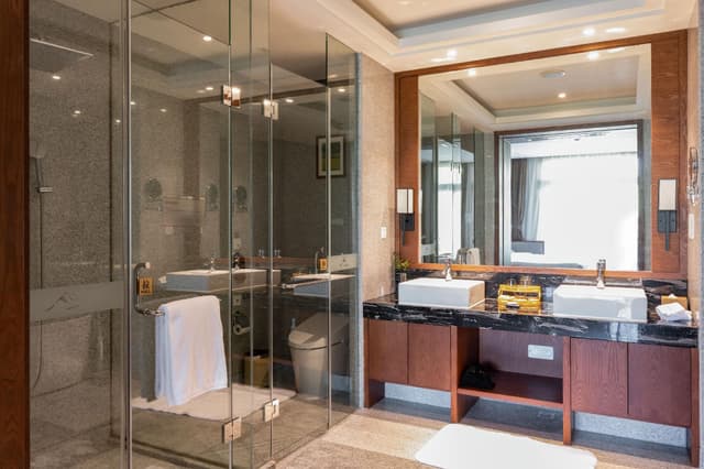 Lake View Suite
