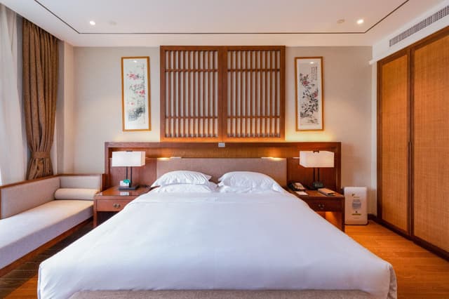 Lake View Suite