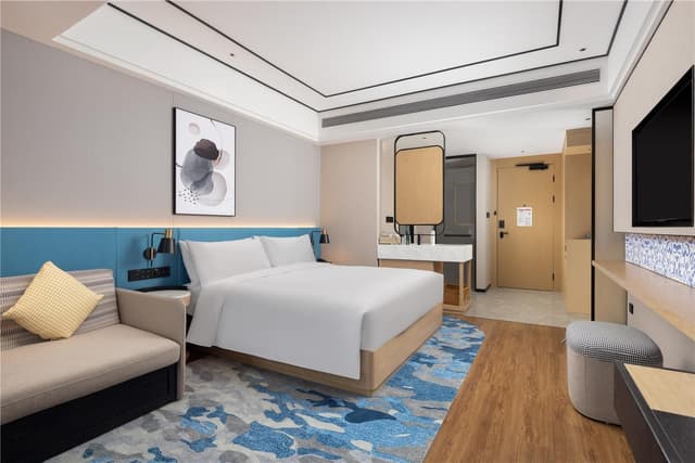 KING GUEST ROOM WITH SOFA BED