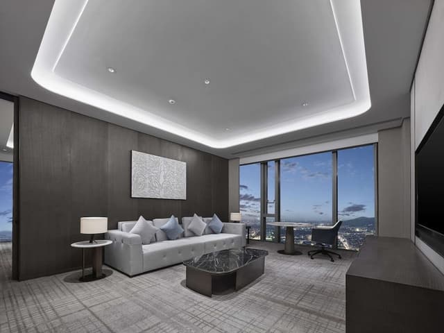 KING JUNIOR SUITE