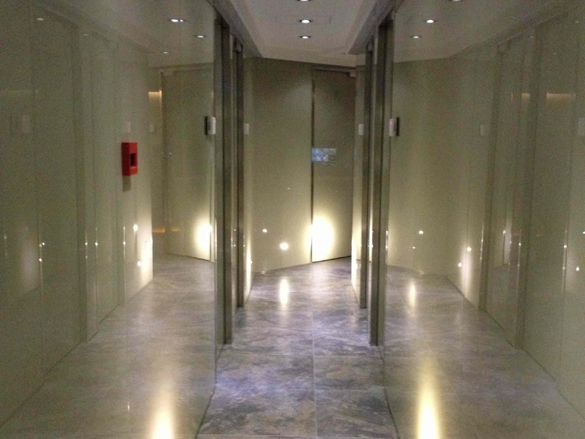 ไอ โฮเต็ล (I-Hotel)0