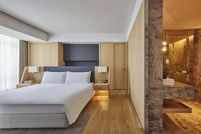 Junior Suite, 1 King Bed with Sofa bed, City View