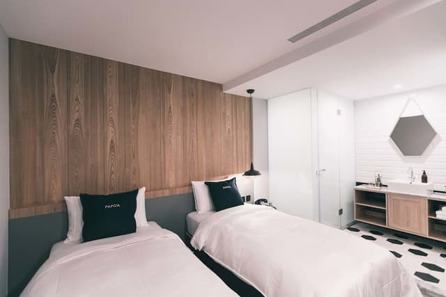 Classic Twin Room (transom windows)
