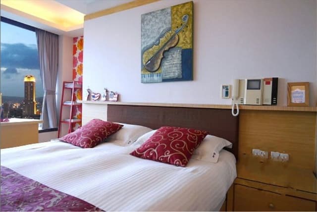 Double Room (with Street View)