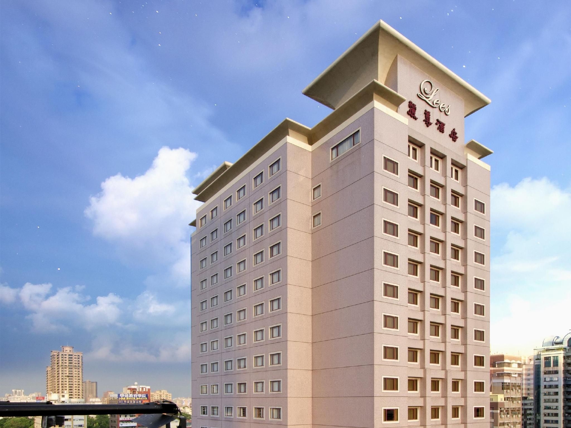 The Lees Hotel0
