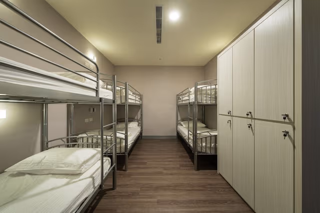 Shared Dormitory, Men only