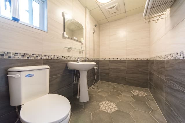 Room (8-Person)