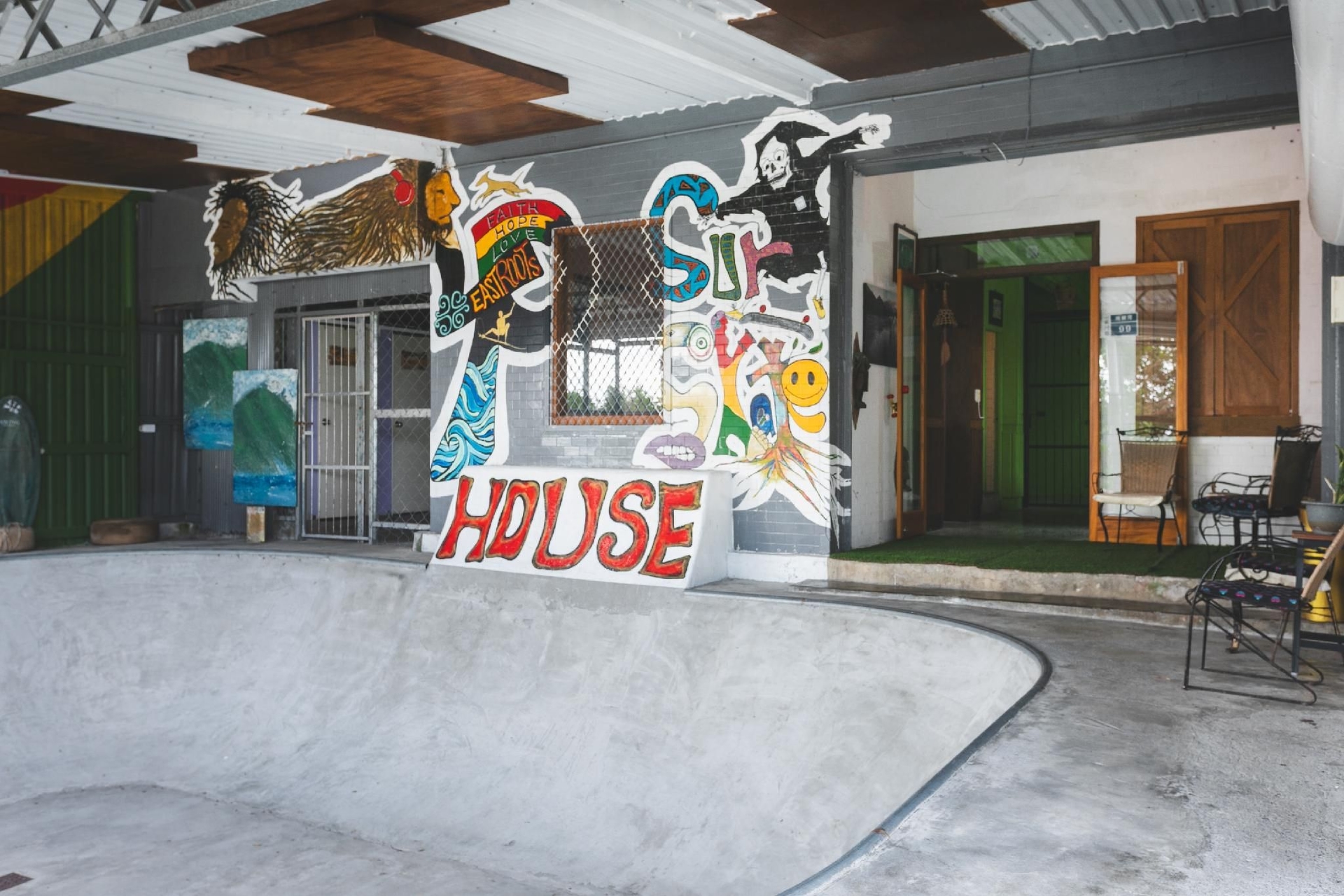 โลว์เพรชเชอร์ ร้านอาหารและเซิร์ฟเกสท์เฮาส์ (LowPressure restaurant & surf guesthouse)2
