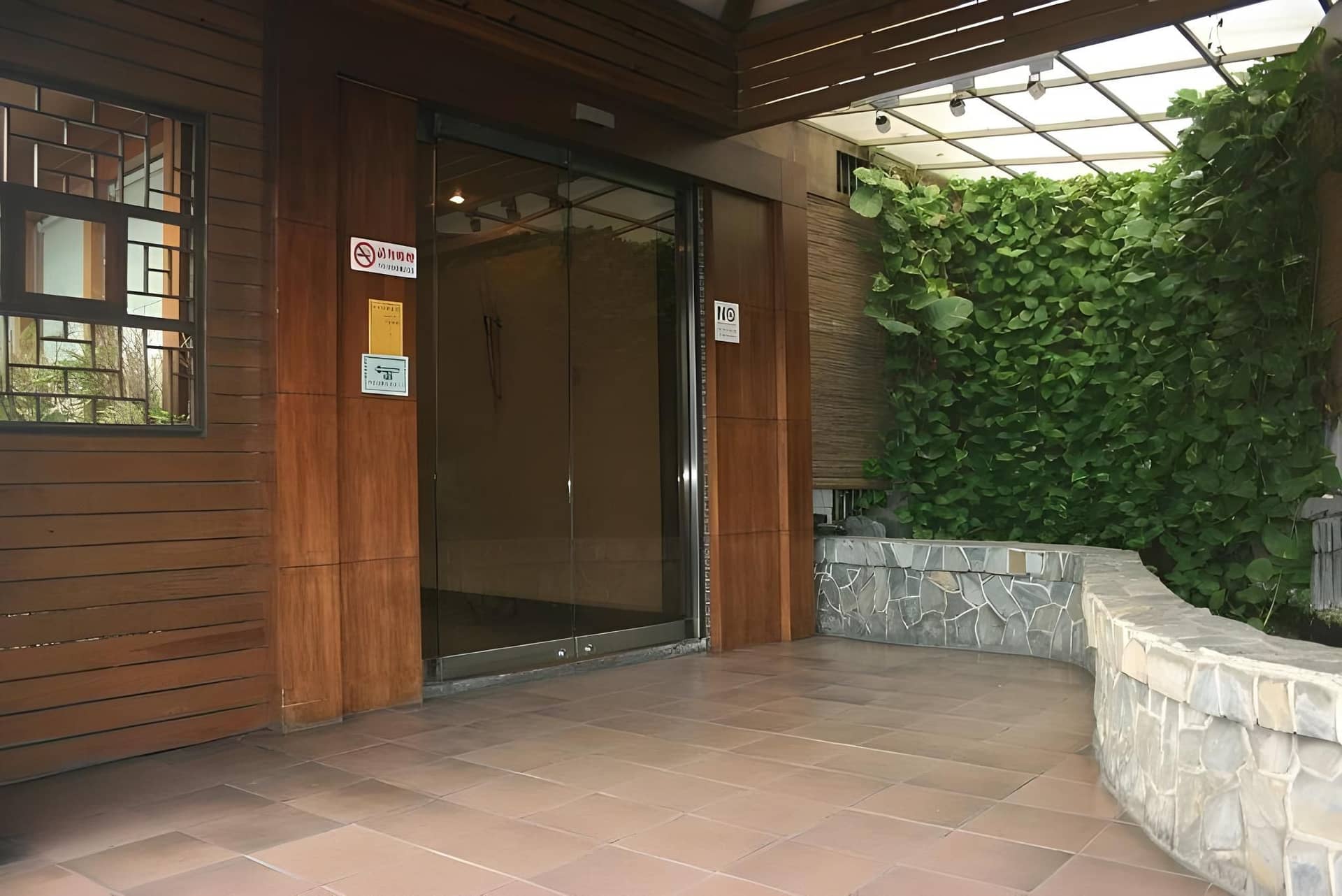 โรงแรมวอร์มไลฟ์ โรงแรมวอร์มไลฟ์