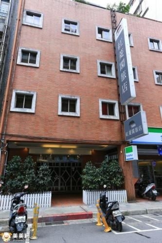 เรดเคบินอินน์ (Red Cabin Inn)0