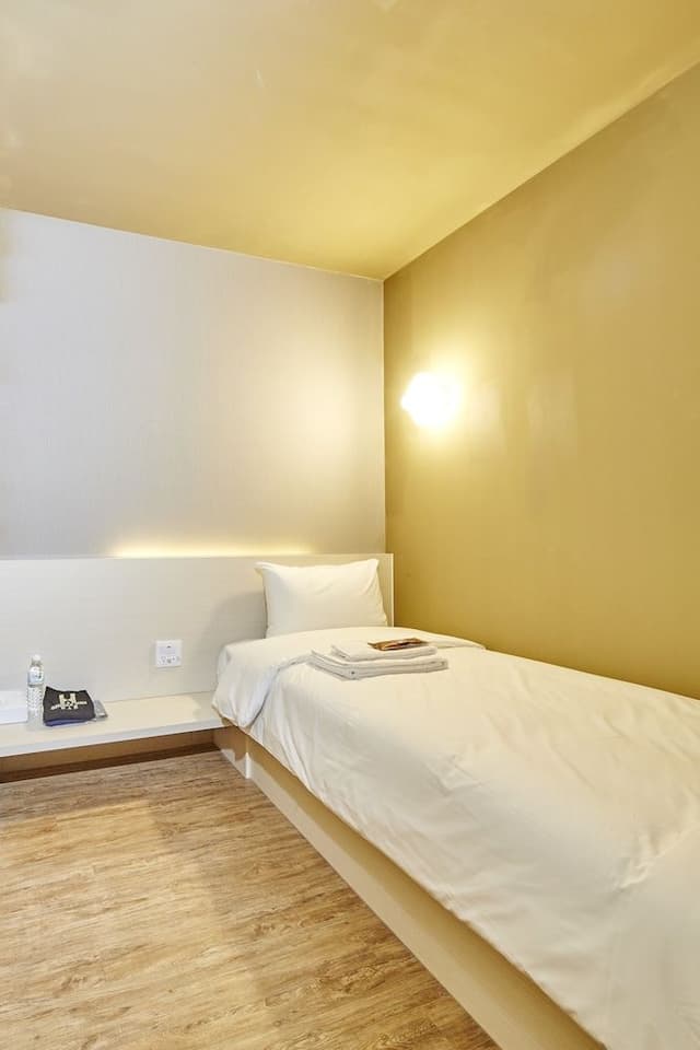 Single Room, Women only