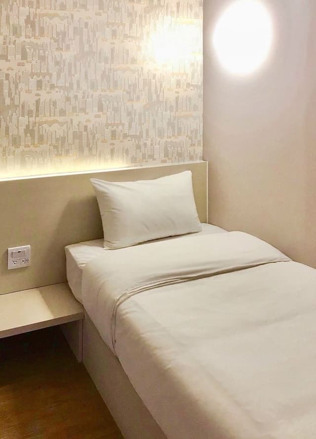 Basic Single Room, Women only