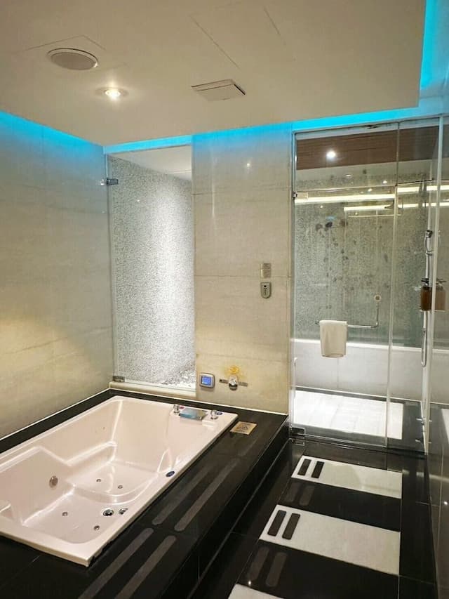 Exclusive Double Room, 1 King Bed, Non Smoking, Jetted Tub (Long stay)