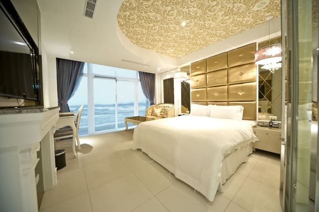 Deluxe Room, 1 King Bed, Beach View