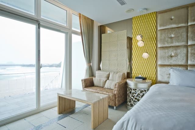 Deluxe Room, 1 King Bed, Beach View