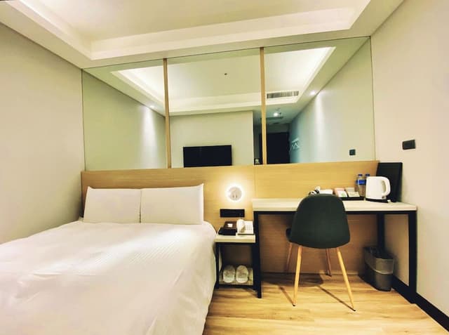 Business Room (Check in after 21:00)