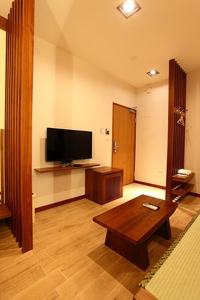 Standard Room, 1 Queen Bed, Non Smoking (102)