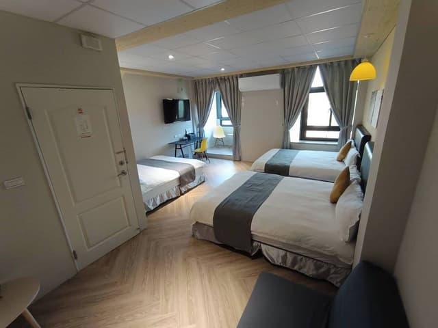 Comfort Room, City View, Corner