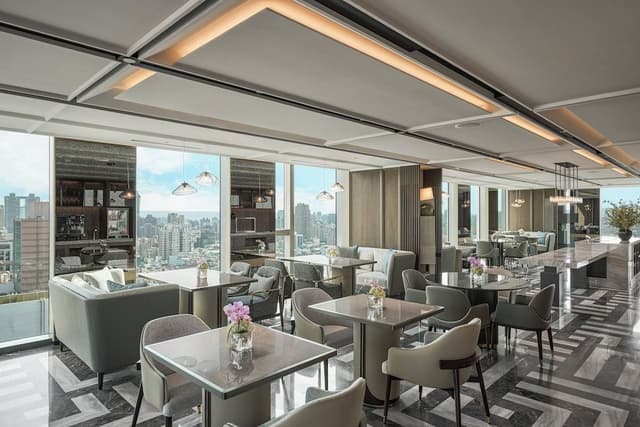 Classic Room, 1 King Bed, Club Lounge Access