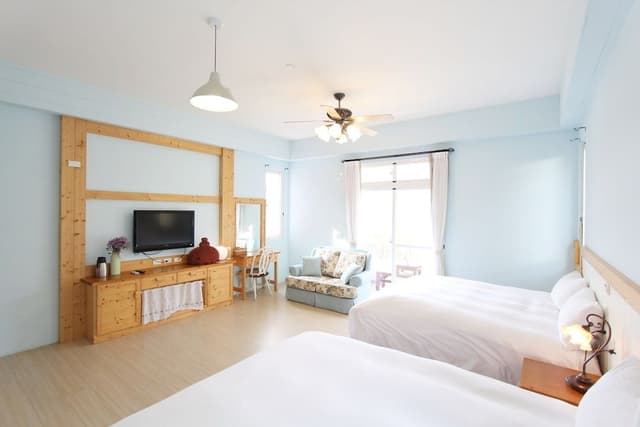 Deluxe Quadruple Room (201)