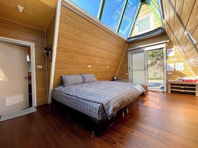 Basic Twin Room, 1 Queen Bed