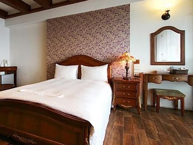 Honeymoon Suite