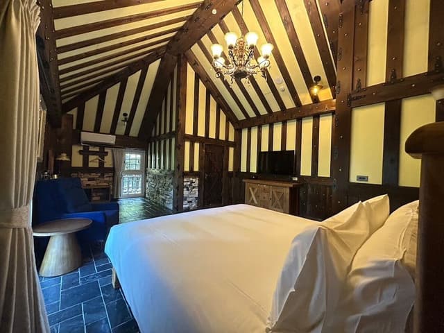 Classic Double Room, 1 Queen Bed, Non Smoking, Mountain View