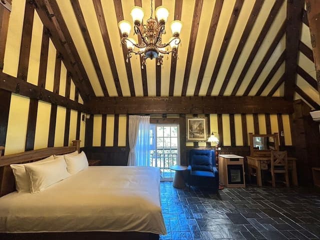 Classic Double Room, 1 Queen Bed, Non Smoking, Mountain View