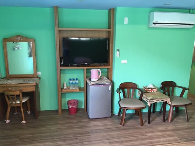 Elite Six-Person Room