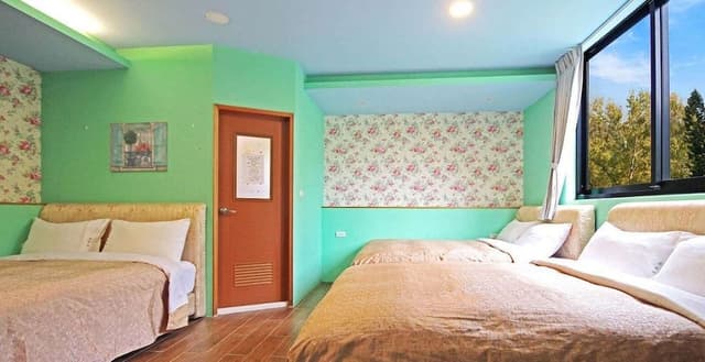 Elite Six-Person Room