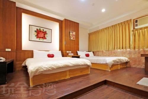 Family Room for 8 Adults