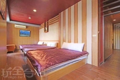 Family Room for 8 Adults
