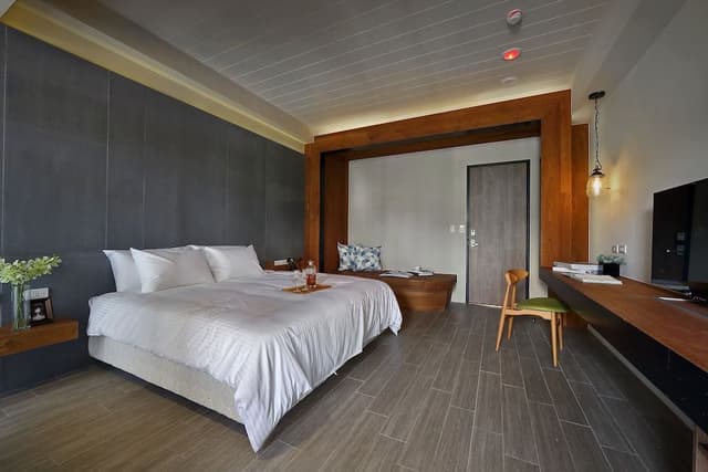 Deluxe Double Room, 1 Queen Bed, Balcony, Mountain View