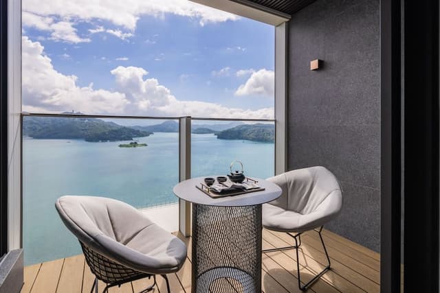 Prime Deluxe King Room with lake view (6F~7F)