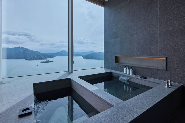 Deluxe Suite, Lake View