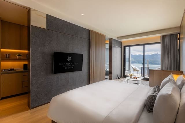 Prime Deluxe King Room with lake view (6F~7F)