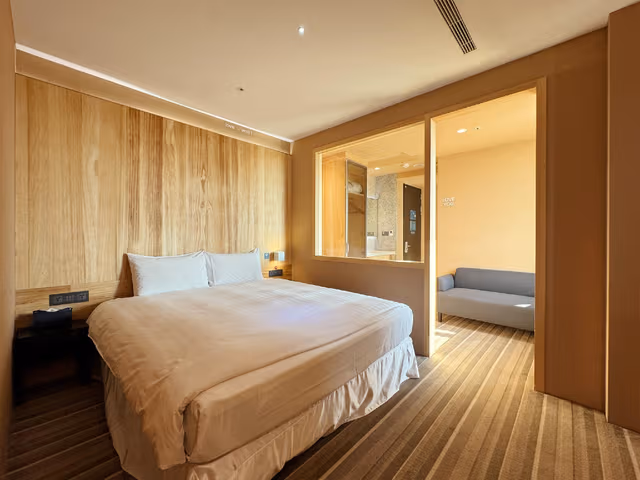 Deluxe Queen Room