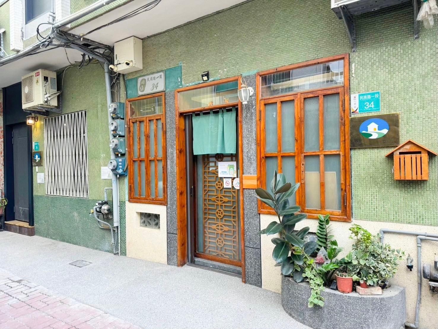 สโลว์ ไถหนาน เอนไทร์ โฮม (Slow Tainan Entire Homes 慢步南國 雙包棟民宿)0