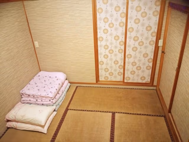 Shared Dormitory, Men only, Shared Bathroom