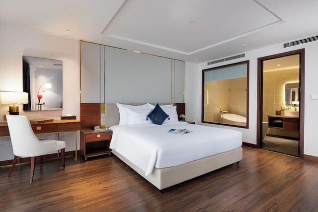 Executive Suite, 1 King Bed, Balcony, Sea View