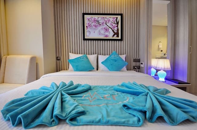 Senior Deluxe Room, City View