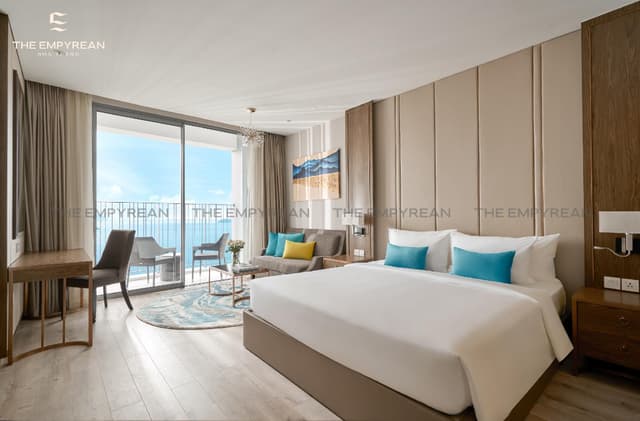 Deluxe Sea View King Room with Balcony