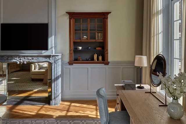 VAN LOON SUITE