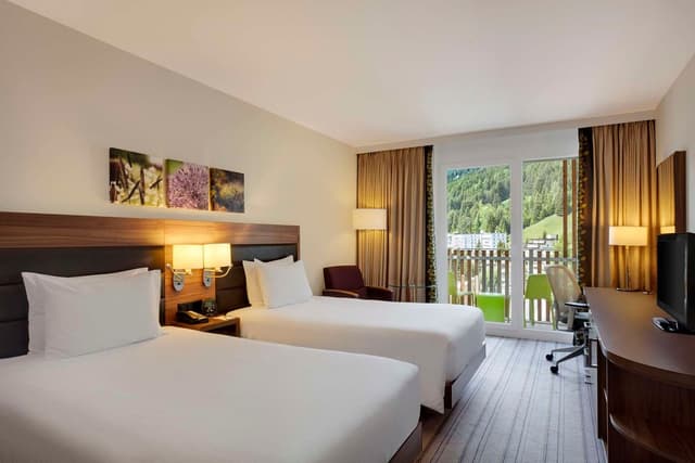 TWIN ROOM