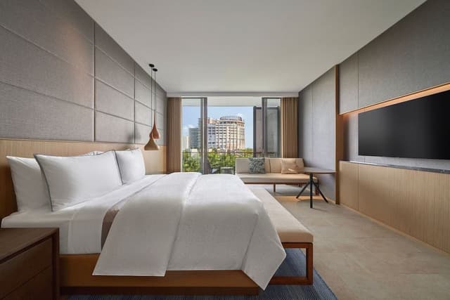 Suite, 1 King Bed, Sea View (Balcony)
